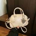 Sac Boston blanc crème en cuir brillant avec nœuds décoratifs et pendentif cœur argenté - Avec Pendentif / Blanc Cassé