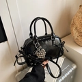 Sac Boston noir brillant avec nœuds décoratifs et breloque cœur sur valise - Avec Pendentif / Noir