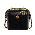 Sac seau matelassé noir avec fleur de camélia dorée et bandoulière chaîne - Noir Petit