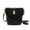 Borsa a secchiello nera minimalista con finitura opaca e dettagli in metallo oro - Nero