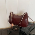Borsa sottobraccio bordeaux vintage in pelle lucida con catena d'argento e tracolla - Rosso