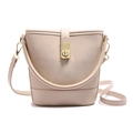 Borsa a secchiello beige minimalista con chiusura dorata testurizzata e tracolla - Bianco