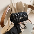 Borsa a tracolla trapuntata nera con catena argentata e chiusura a girello in stile parigino - Nero