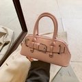 Sac à main en cuir rose clair en forme de coquille avec boucle métallique et poignées supérieures - Rose