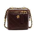 Mini sac vanity en cuir matelassé marron foncé avec camélia doré et bandoulière - Café Petit