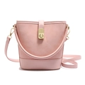 Borsa a secchiello rosa in pelle scamosciata con chiusura dorata e tracolla sottile - Rosa
