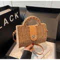 Handgefertigte Strohtasche mit hellbraunem Lederbesatz und goldenem Metallverschluss - Khaki