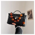 Schwarze geraffte Handtasche mit orangefarbener Bernsteinkette und silbernem Schloss - Schwarz