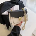 Borsa a tracolla bicolore nero e crema con catena dorata e chiusura girevole - Nero & Bianco