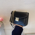 Piccola borsa a tracolla in pelle nera con cuciture bianche a contrasto e catena dorata - Nero