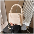 Sac bandoulière carré crème élégant avec poignée unique et boucle argentée - Blanc