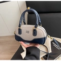 Dettaglio della borsa bowling bicolore in tela beige e pelle blu con logo PAN TOR impresso - Blu