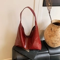 Borsa hobo minimalista bordeaux in pelle verniciata lucida con tracolla larga - Rosso