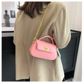 Borsa a tracolla rosa con catena dorata e chiusura in metallo indossata dal modello - Rosa