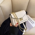 Borsa a tracolla color crema con fibbia dorata e bordi neri a contrasto - Bianco