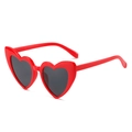 Occhiali da sole a cuore alla moda con montatura rossa vivace e lenti nere - Disponibile / Standard (incl. 13% IVA) C12 Montatura rosso pieno e lenti grigie