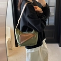 Bolso bandolera de lona verde militar y cuero marrón con correa de hombro ajustable - Verde
