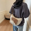 Bolso bandolera de lona en beige y marrón con correa ajustable y diseño informal - Blanco Roto