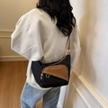 Bolso bandolera moderno de nailon negro con detalles en cuero marrón y correa ajustable - Negro