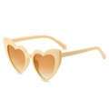 Occhiali da sole a cuore con montatura giallo crema e lenti marroni sfumate - Disponibile / Standard (incl. 13% IVA) C15 Montatura gialla e lenti marroni sfumate