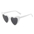 Occhiali da sole a cuore con montatura bianca lucida e lenti scure sfumate - Disponibile / Standard (incl. 13% IVA) C17 Montatura bianco pieno e lenti grigie