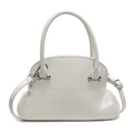 Elegante bolso de mano color crema con forma de concha y detalles metálicos plateados - Blanco
