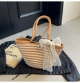 Orange-weiß gestreifte Strandtasche aus Stroh mit großer Spitzenschleife und Perle - Khaki
