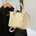 Borsa a tracolla bianco crema in pelle martellata con elegante design a manico annodato - Senza Ciondolo / Bianco Sporco