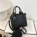 Borsa a tracolla chic in pelle nera martellata con nodo decorativo sul manico - Senza Ciondolo / Nero