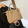 Borsa a mano in pelle martellata kaki con manico annodato e tracolla rimovibile - Senza Ciondolo / Cachi