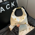 Borsa hobo bianco crema con ciondoli dorati in una confezione regalo nera - Senza Ciondolo / Bianco