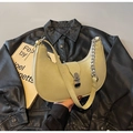 Sac hobo jaune pâle avec chaîne argentée et boucle en métal dans un cadre élégant - Vert