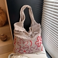 Beigefarbene Strick-Einkaufstasche mit roten Blumenmustern und Rüschenkanten - Braun
