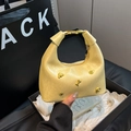 Borsa a mano a mezzaluna giallo acceso con ciondolo a orso dorato e tracolla - Senza Ciondolo / Giallo