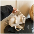 Sac bandoulière minimaliste en cuir blanc avec poignée nouée et détails argentés - Blanc