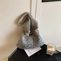 Graue Stricktasche mit blauem Blumenmuster und weichem Häkel-Schultergurt - Grau