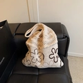 Beige Stricktasche mit braunem Blumenmuster und weicher, durchbrochener Textur - Gebrochenes Weiß