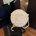 Sac rond en paille blanche fait main avec motif au crochet et bandoulière tressée - Blanc Cassé