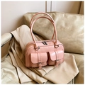 Borsa Boston rosa chic con doppie tasche quadrate e finiture argento su un trench beige - Rosa