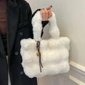 Borsa tote bianca in peluche con cordino marrone decorativo e pallina in metallo dorato - Bianco