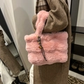 Dettaglio della borsa tote in ecopelliccia rosa con ciondolo logo dorato e decori in corda - Rosa