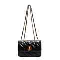 Klassieke zwarte gewatteerde crossbodytas met gouden ketting en metalen draaislot - Zwart
