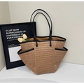 Dettaglio borsa tote grande in paglia con bordi neri e tasche laterali per le vacanze - Cachi