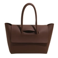 Borsa tote marrone scuro in pelle martellata con patta unica e manici sottili curvi - Marrone