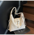 Sac à bandoulière en cuir PU blanc crème avec rabat à boucle et breloque à pompon rétro - Beige (Sans Pendentif)