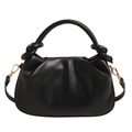 Schwarze Handtasche mit Plissee-Design, Knotengriff und abnehmbarem Schultergurt auf Weiß - Schwarz