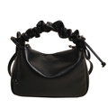 Borsa a tracolla in morbida pelle nera con manico a pieghe e coulisse laterale decorativa - Nero
