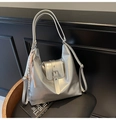 Sac à épaule en cuir argenté avec boucle et breloque en corde tressée sur une chaise noire - Argent (Sans Breloque)