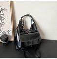 Detail van vintage zwarte hobo tas met witte contraststiksels en een handig klepvak - Zwart