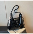 Détail du sac en cuir verni noir avec boucle argentée et pendentif à pampilles tissées - Noir (Avec Pendentif)